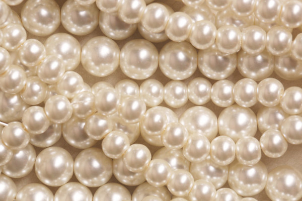 Wie man eine gefälschte Perle von einer echten Perle unterscheidet