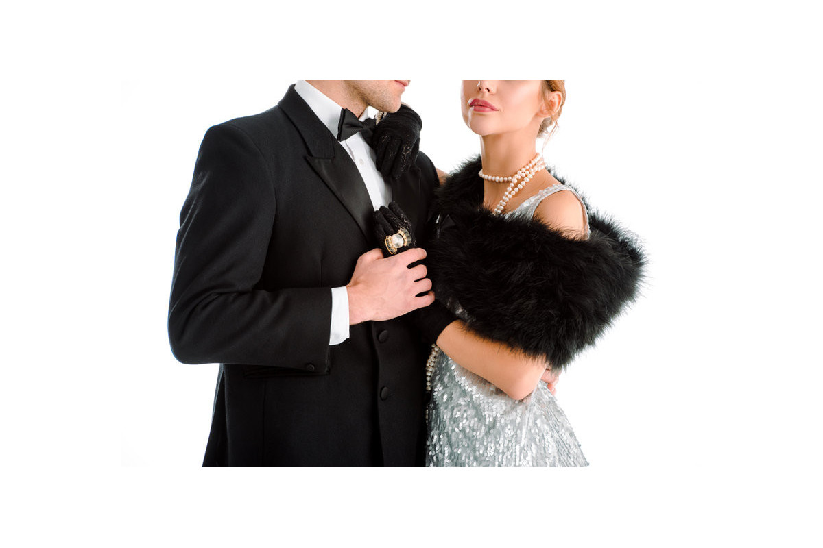 Elegantes Abschlussball-Outfit mit Perlenschmuck