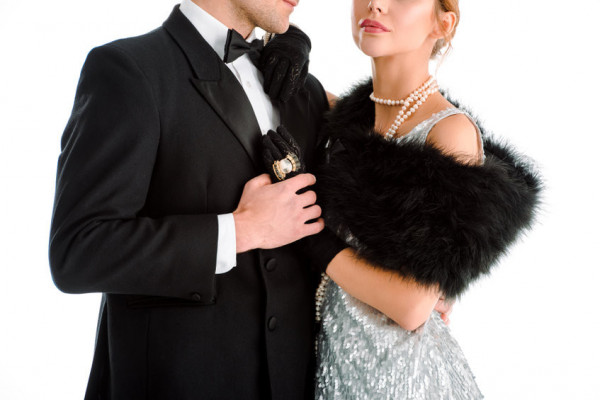 Elegantes Abschlussball-Outfit mit Perlenschmuck